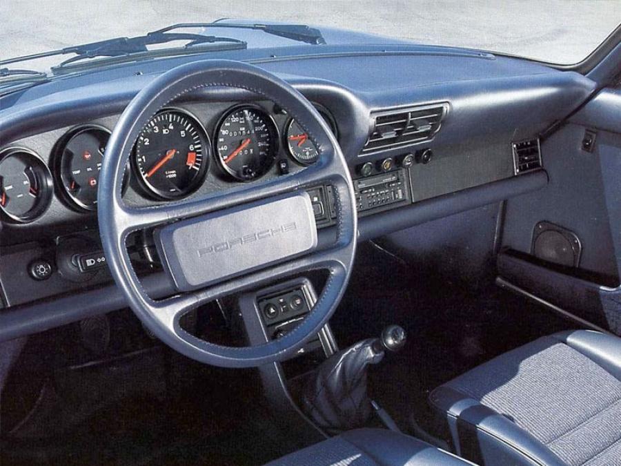 Торпедо Porsche 911 Carrera 3.2 Coupe (911) 1984 года  (фото 6 из 17)